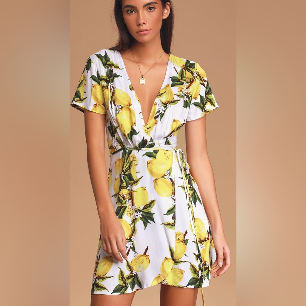 New with tags Lulus lemon print wrap dress